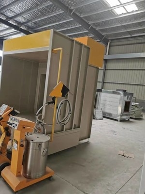Sztuczne opryskiwanie odzyskuje małe pomieszczenie z czterema filtrami